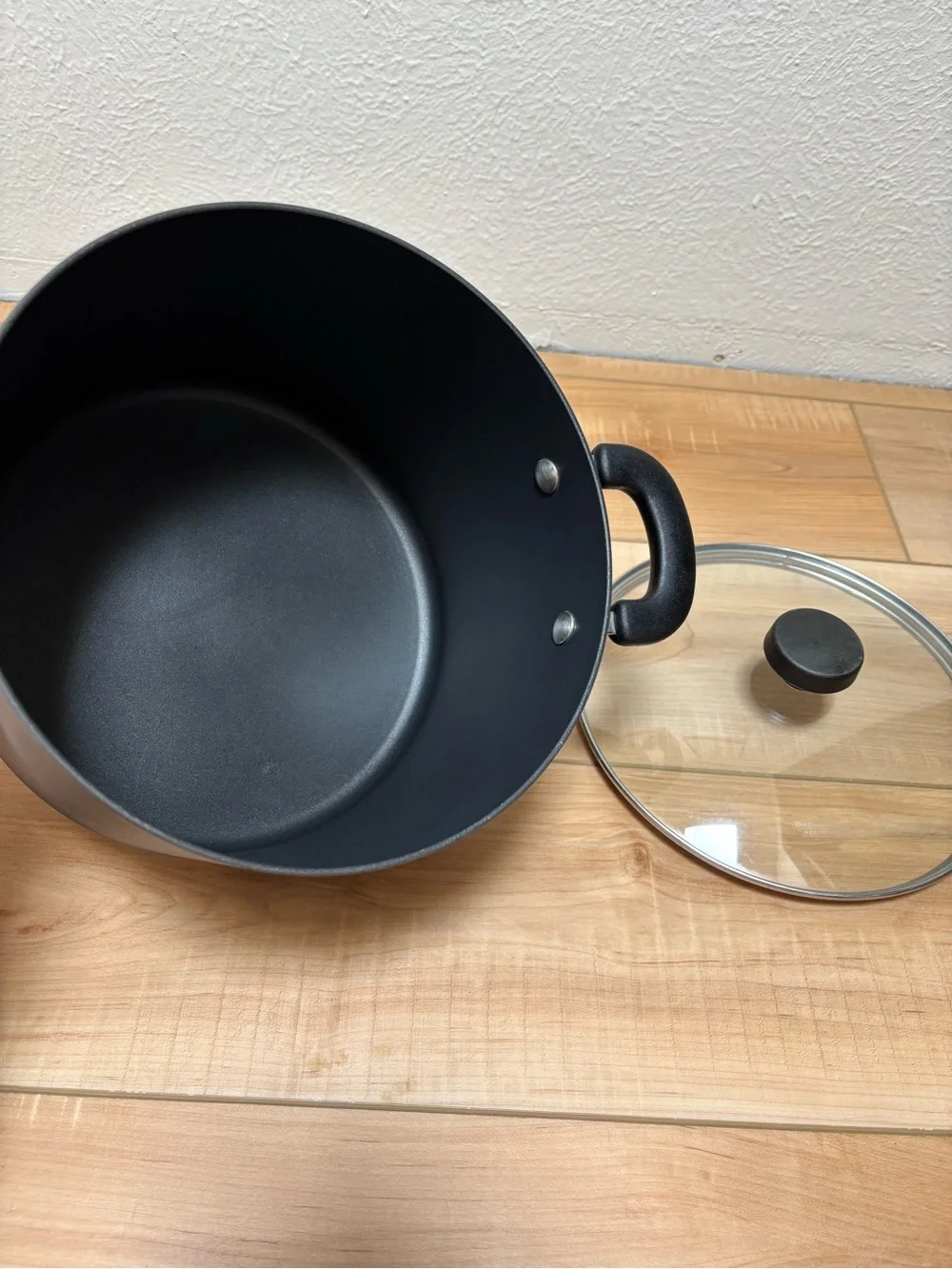The Pampered Chef Nonstick Stockpot with Glass Lid - Black